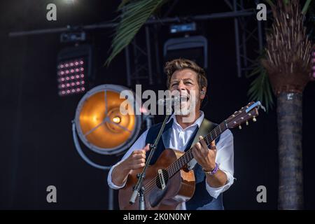 Bretigny sur Orge, Frankreich. 11. September 2022. Der Singer-Songwriter Christophe Mae tritt auf der Angela Davis Bühne während des Fete of Humanite auf. Stockfoto