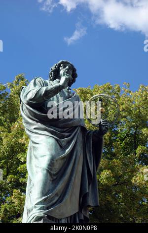 Torun, Polen. 11. August 2022. Monument von Nicolaus Copernicus, Mathematiker und Astronom, der ein Modell des Universums formulierte, das den Su platzierte Stockfoto