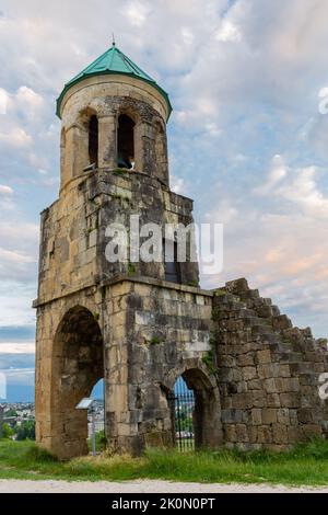 Glockenturm der Bagrati-Kathedrale (Kutaisi-Kathedrale), Kloster aus dem XI. Jahrhundert, Beispiel der georgischen Architektur mit Steinmauern und türkisfarbener Kuppel, Kut Stockfoto