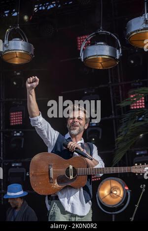 Bretigny sur Orge, Frankreich. 11. September 2022. Der Singer-Songwriter Christophe Mae tritt auf der Angela Davis Bühne während des Fete of Humanite auf. Stockfoto