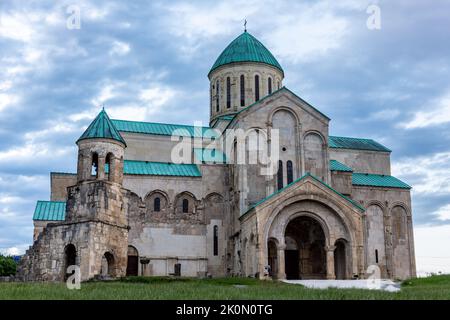 Bagrati Kathedrale (Kutaisi Kathedrale), XI-Jahrhundert Kloster, Beispiel der georgischen Architektur mit Steinmauern und türkisfarbenen Dach und Kuppeln, Kutaisi, Stockfoto
