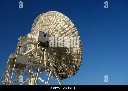 Radiotelskop, das an der astronomischen Sternwarte in Torun, Polen, verwendet wird. Stockfoto