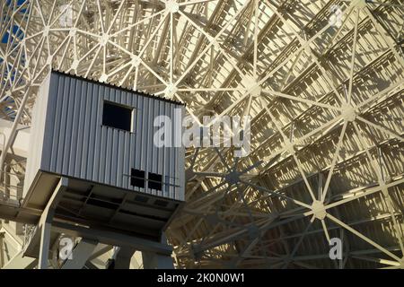 Radiotelskop, das an der astronomischen Sternwarte in Torun, Polen, verwendet wird. Stockfoto