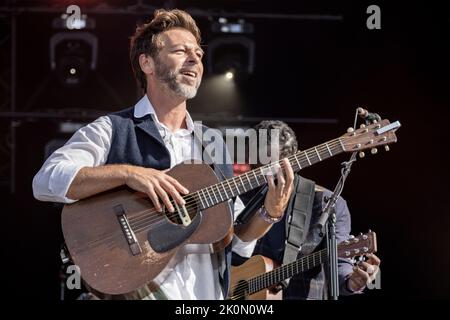 Bretigny sur Orge, Frankreich. 11. September 2022. Der Singer-Songwriter Christophe Mae tritt auf der Angela Davis Bühne während des Fete of Humanite auf. Stockfoto