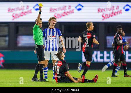 ALMERE, NIEDERLANDE - 12. SEPTEMBER: Gelbe Karte für Alvaro Pena aus Almere City, von Schiedsrichter Martin Perez während des niederländischen Keukenkampioendivisie-Spiels zwischen dem FC Almere City und dem FC Eindhoven am 12. September 2022 im Yanmar Stadion in Almere, Niederlande (Foto: Rene Nijhuis/Orange Picturs) Stockfoto