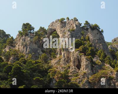 Berühmte Felsformation Arco naturale auf der Insel Capri, vom Meer aus gesehen. Capri, Kampanien, Italien. Stockfoto