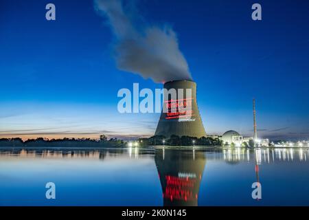 Essenbach, Deutschland. 12. September 2022. Greenpeace-Aktivisten projizieren riskant & unnötig auf den Kühlturm des Atomkraftwerks Isar 2. Quelle: Armin Weigel/dpa/Alamy Live News Stockfoto