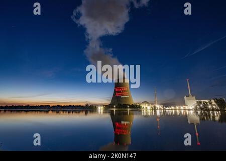 Essenbach, Deutschland. 12. September 2022. Greenpeace-Aktivisten projizieren riskant & unnötig auf den Kühlturm des Atomkraftwerks Isar 2. Quelle: Armin Weigel/dpa/Alamy Live News Stockfoto