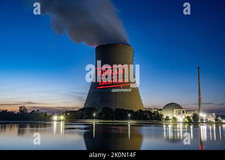 Essenbach, Deutschland. 12. September 2022. Greenpeace-Aktivisten projizieren riskant & unnötig auf den Kühlturm des Atomkraftwerks Isar 2. Quelle: Armin Weigel/dpa/Alamy Live News Stockfoto