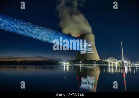 Essenbach, Deutschland. 12. September 2022. Greenpeace-Aktivisten projizieren riskant & unnötig auf den Kühlturm des Atomkraftwerks Isar 2. Quelle: Armin Weigel/dpa/Alamy Live News Stockfoto