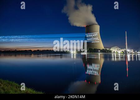 Essenbach, Deutschland. 12. September 2022. Greenpeace-Aktivisten projizieren riskant & unnötig auf den Kühlturm des Atomkraftwerks Isar 2. Quelle: Armin Weigel/dpa/Alamy Live News Stockfoto