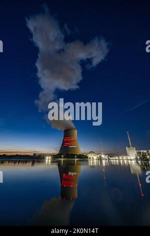 Essenbach, Deutschland. 12. September 2022. Greenpeace-Aktivisten projizieren riskant & unnötig auf den Kühlturm des Atomkraftwerks Isar 2. Quelle: Armin Weigel/dpa/Alamy Live News Stockfoto