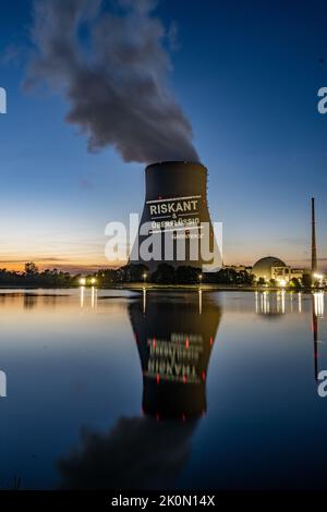 Essenbach, Deutschland. 12. September 2022. Greenpeace-Aktivisten projizieren riskant & unnötig auf den Kühlturm des Atomkraftwerks Isar 2. Quelle: Armin Weigel/dpa/Alamy Live News Stockfoto