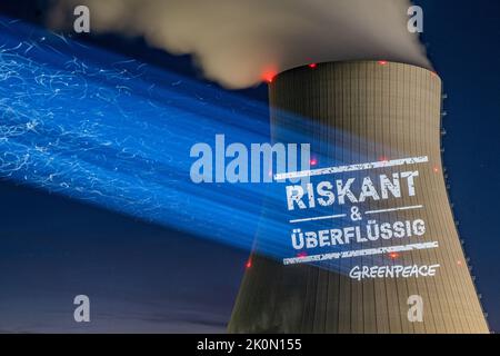 Essenbach, Deutschland. 12. September 2022. Greenpeace-Aktivisten projizieren riskant & unnötig auf den Kühlturm des Atomkraftwerks Isar 2. Quelle: Armin Weigel/dpa/Alamy Live News Stockfoto