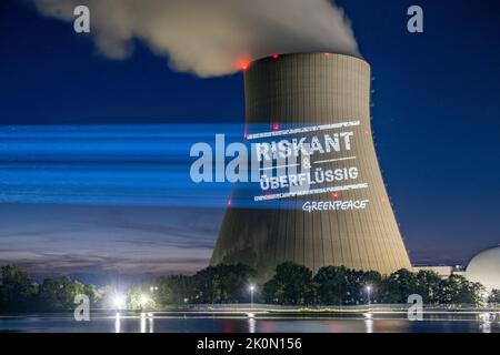 Essenbach, Deutschland. 12. September 2022. Greenpeace-Aktivisten projizieren riskant & unnötig auf den Kühlturm des Atomkraftwerks Isar 2. Quelle: Armin Weigel/dpa/Alamy Live News Stockfoto