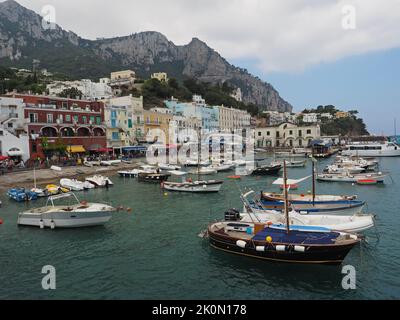 Der Hafen der Insel Capri von der Fähre aus Neapel, Kampanien, Italien aus gesehen Stockfoto