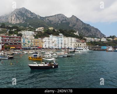 Der Hafen der Insel Capri von der Fähre aus Neapel, Kampanien, Italien aus gesehen Stockfoto