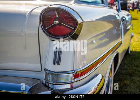 Daona Beach, FL - 24. November 2018: Detailansicht der Heckecke eines Oldsmobile Golden Rocket 88 Holiday Hardtop Coupé aus dem Jahr 1957 Stockfoto