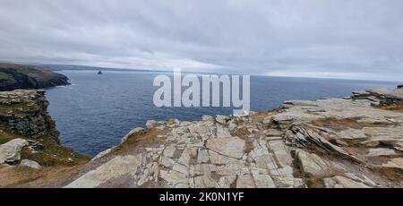 Ein Panoramablick auf das Meer von einer Klippe aus Stockfoto