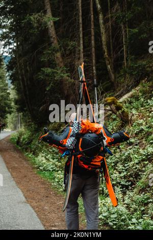 Touristen auf dem Weg in die Berge Stockfoto