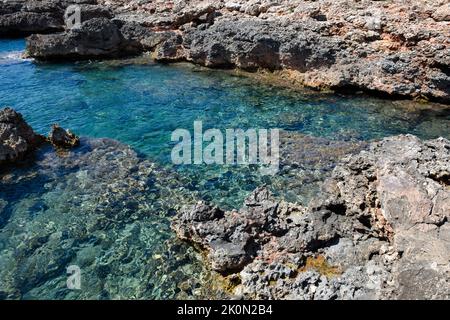 Niedriger Winkel Blick auf klares Meerwasser in einer ruhigen Bucht am Strand Stockfoto