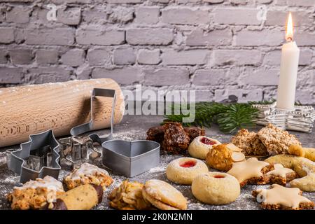 Weihnachtsleckereien, frisch gebackene Weihnachtskekse mit Backutensilien Stockfoto