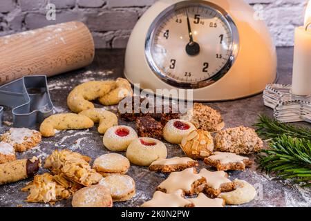Weihnachtsleckereien, frisch gebackene Weihnachtskekse mit Backutensilien Stockfoto