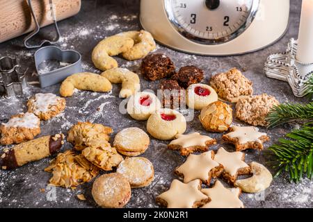 Weihnachtsleckereien, frisch gebackene Weihnachtskekse mit Backutensilien Stockfoto
