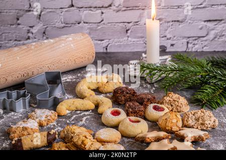 Weihnachtsleckereien, frisch gebackene Weihnachtskekse mit Backutensilien Stockfoto