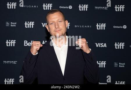 Tobias Lindholm nimmt an der Premiere von „The Good Nurse“ während des Toronto International Film Festival 2022 im Princess of Wales Theatre am 11. September 2022 in Toronto, Ontario, Teil. Foto: PICJER/imageSPACE/MediaPunch Stockfoto