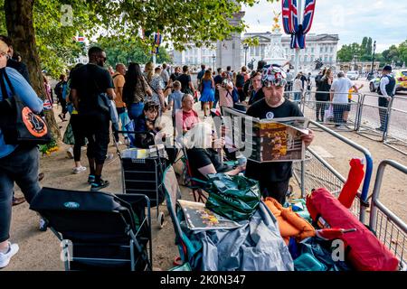 London, Großbritannien. 12. September 2022. Der Superfan der königlichen Familie John Loughrey und Freunde kommen in der Mall an, um sich zu zelten und sieben Tage und Nächte vor der Beerdigung von Königin Elizabeth II., London, Großbritannien, einen Platz einzuteilen. Kredit: Grant Rooney/Alamy Live Nachrichten Stockfoto