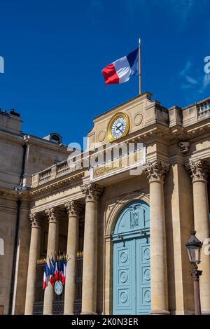 Fassade des Gebäudes der französischen Nationalversammlung, auch Palais Bourbon oder Abgeordnenkammer genannt, Paris, Frankreich Stockfoto