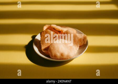 Indonesischer Snack mit dem Namen Kerupuk auf dem Teller Stockfoto