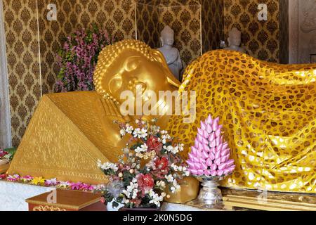 Eine schlafende Buddha-Statue im kambodschanischen buddhistischen Kloster Watt Munisotaram in Hampton, Minnesota. Stockfoto