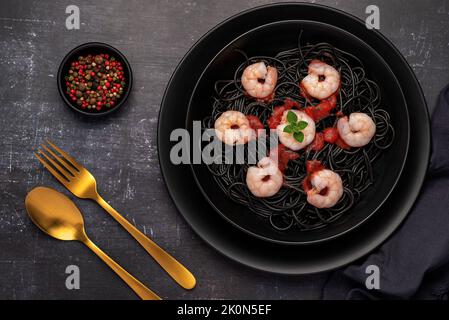 Food Fotografie von schwarzen Spaghetti, Pasta, Garnelen, Garnelen Stockfoto