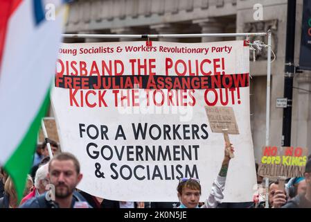 Protest in Whitehall, ausgelöst durch die Schüsse der Polizei auf Chris Kaba, ein unbewaffnetes Opfer. Löst die Polizei auf. Frei Julian Assange. Sozialismus Stockfoto