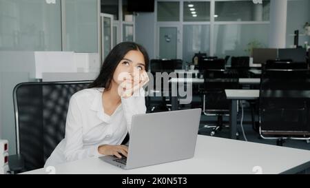 Gelangweilte faule arabische Geschäftsfrau verärgert weibliche Angestellte sitzt im Büro hat Problem Stress. Afrikanischer aktiver Kollege Mann jubelnde passive Freund bitten Stockfoto