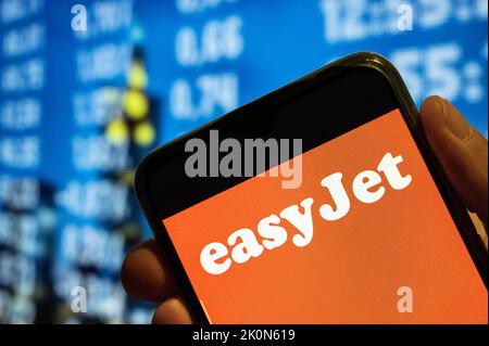 China. 25.. Juli 2022. In dieser Abbildung wird das Logo der britischen multinationalen Billigfluggesellschaft easyJet auf einem Smartphone-Bildschirm angezeigt. (Bild: © Budrul Chukrut/SOPA Images via ZUMA Press Wire) Stockfoto