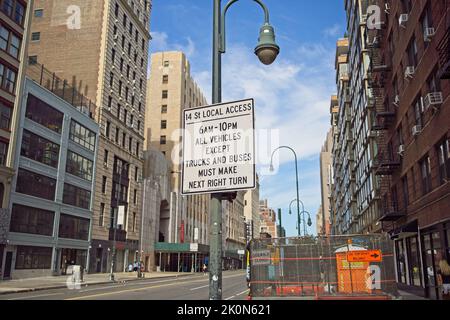 New York, NY, USA - 12. September 2022: Ein Hinweisschild warnt alle Verkehrsbetriebe außer Bussen und Lastwagen, die 14. Street zu verlassen oder ein Ticket ausgestellt zu werden Stockfoto