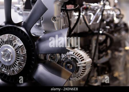 Benzinverbrennungsmotor für Kraftfahrzeuge. Selektiver Fokus. Stockfoto