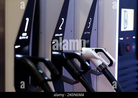 Ladestation für öffentliche Elektrofahrzeuge. Selektiver Fokus. Stockfoto