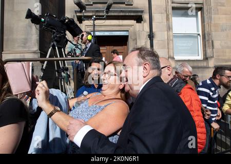 Edinburgh, 12.. September 20202. Auf dem Weg zur St Gile's Cathedral in Edinburgh versammeln sich Jäger von Tausenden Menschen auf der Royal Mile, um einen Blick auf den Coffin Ihrer Majestät zu werfen. Die Königin starb friedlich am 8.. September 2022 in Balmoral. Im Bild: Der ehemalige erste Minister Alex Salmond in der Royal Mile. Schottland. Pic Credit: Pako Mera/Alamy Live News Stockfoto