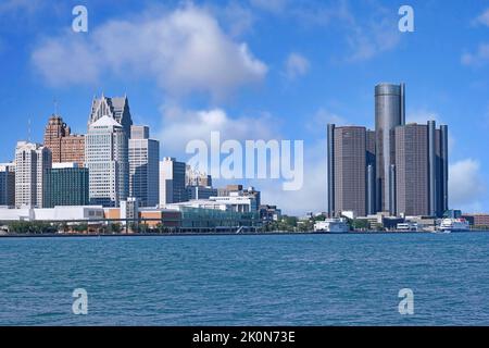 Die Skyline von Detroit und die Uferpromenade sind von der anderen Flussseite aus zu sehen Stockfoto