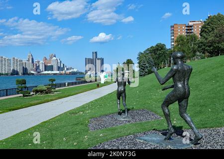 Windsor, Ontario, Kanada - Sculpture Park am Detroit River, zeigt Flying Men von Elizabeth Frink mit der Skyline von Detroit, Michigan Stockfoto