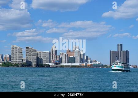 Die Skyline von Detroit und die Uferpromenade sind von der anderen Flussseite aus zu sehen Stockfoto