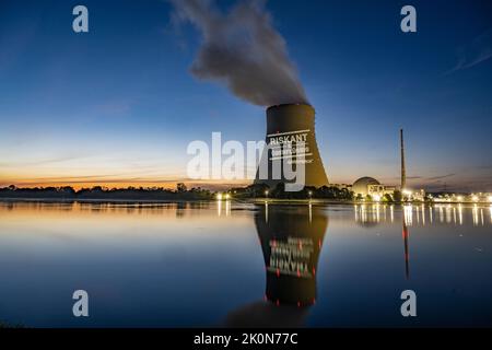 Essenbach, Deutschland. 12. September 2022. Greenpeace-Aktivisten projizieren „riskant & unnötig“ auf den Kühlturm des Atomkraftwerks Isar 2. Quelle: Armin Weigel/dpa/Alamy Live News Stockfoto