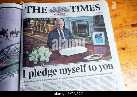 "Ich verspreche mich dir" schwört König Karl III. Die Zeitungsüberschrift der Times am 10. September 2022 Fernsehansprache an die Nation London England UK Stockfoto