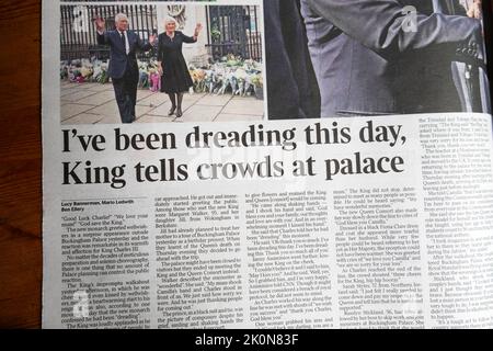 „Ich habe heute Angst, König erzählt den Massen im Palast“, titelte König Charles Camilla im Buckingham Palace The Times am 10. September 2022 in Großbritannien Stockfoto