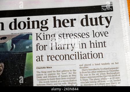 „King betont die Liebe zu Harry im Hinweis auf Versöhnung“, titelt der Artikel der Times, der König Charles III. Prinz Harry 10. September 2022 ausschneiden soll Stockfoto