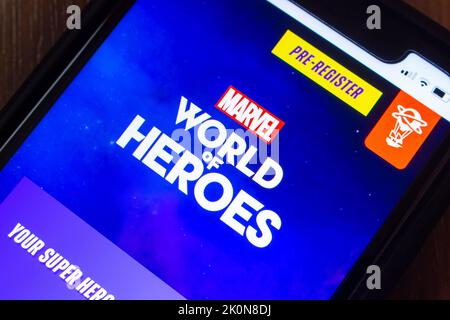 Vancouver, KANADA - Sep 11 2022 : MARVEL World of Heroes Website auf dem iPhone. MARVEL & Niantic haben sich zusammengetan, um das AR Mobile Game MARVEL World of Heroes zu starten Stockfoto